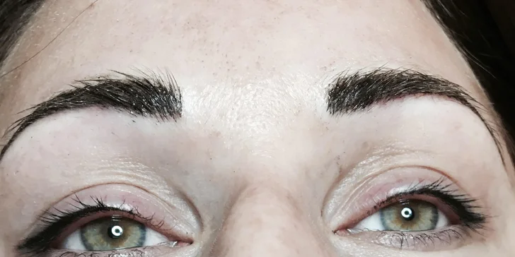 Krásná hned po probuzení: permanentní make-up obočí nebo linek