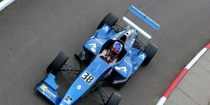 Vystřelíte jako šíp: Exkluzivní jízda v závodní formuli Renault 2.0