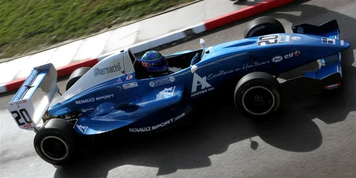 Vystřelíte jako šíp: Exkluzivní jízda v závodní formuli Renault 2.0