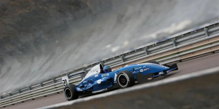 Vystřelíte jako šíp: Exkluzivní jízda v závodní formuli Renault 2.0