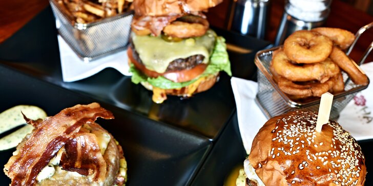 Nabité masové i vege-burgery v stylovém podniku s hranolky nebo cib. kroužky