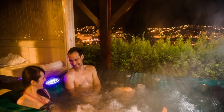 1 nebo 2 noci v luxusním apartmánu s vířivkou a kinotelevizí nebo saunou