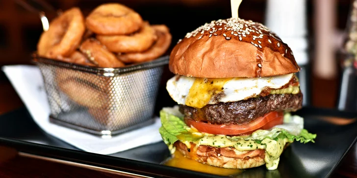 Burger podle výběru s domácími hranolky nebo cibulovými kroužky pro 1 či 2