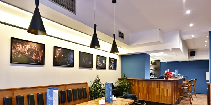 Pořádně napěchovaný burger, hranolky, tatarka a půllitrové pivo nebo Kofola