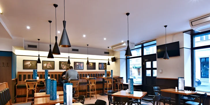 Pořádně napěchovaný burger, hranolky, tatarka a půllitrové pivo nebo Kofola