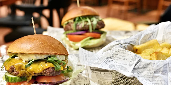 Pořádně napěchovaný burger, hranolky, tatarka a půllitrové pivo nebo Kofola