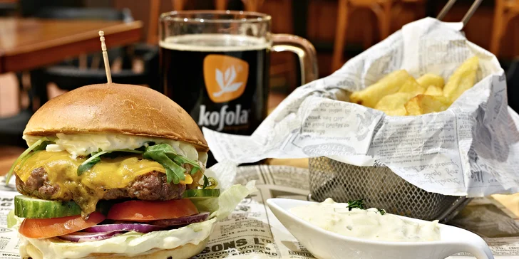 Pořádně napěchovaný burger, hranolky, tatarka a půllitrové pivo nebo Kofola