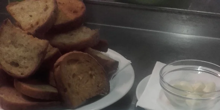 400 gramů hovězího tataráčku z pravé svíčkové a křupavé topinky