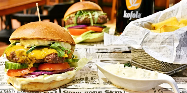 Pořádně napěchovaný burger, hranolky, tatarka a půllitrové pivo nebo Kofola
