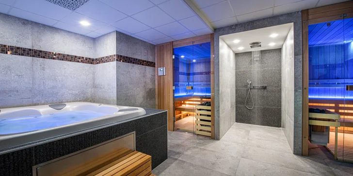 Wellness s vířivkou, saunami a ochlazovacím vodopádem láká k dokonalému relaxu. 