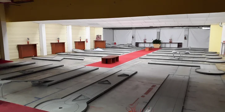 Zpestřete si léto: 90 minut minigolfu v nákupním centru Královo pole