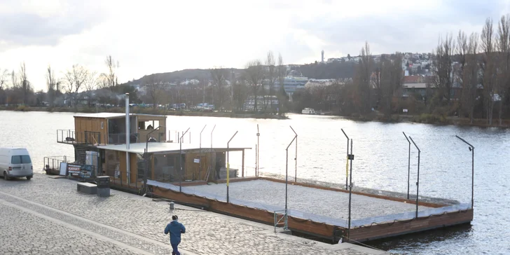 Kondiční pádlování na Vltavě: 90 minut jízdy na kajaku s instruktorem