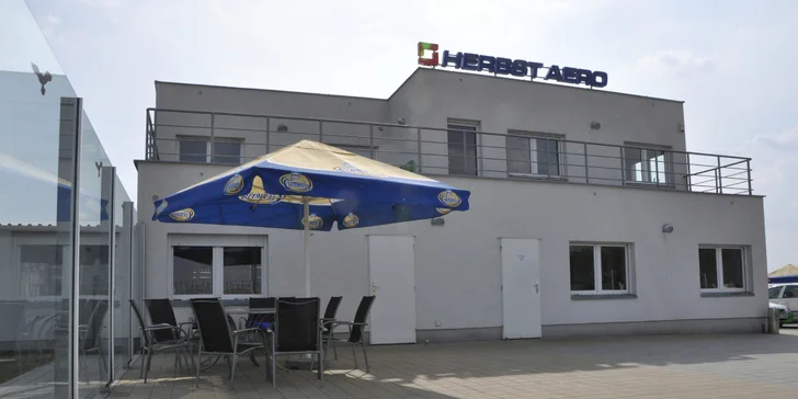 Ze života pilota: Komentovaná prohlídka letadel letecké školy v Brně