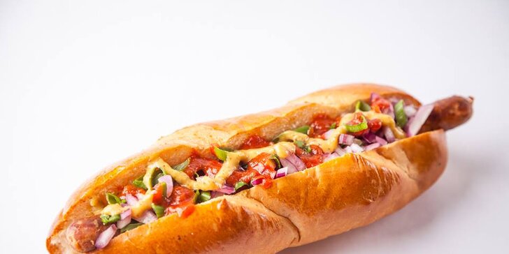 Fast food, který baví: Vymazlený hot dog a plechovka limči v OKU Vačice