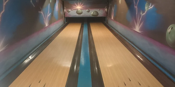 Svolejte kamarády: Hodina bowlingu až pro 6 hráčů a 2 křupavé pizzy z pece