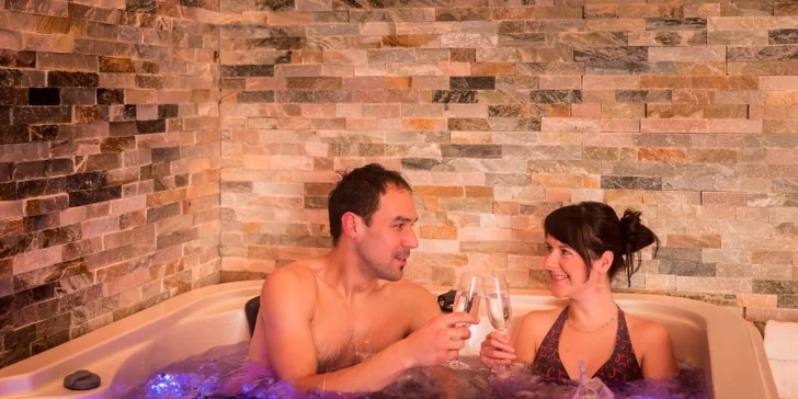 1 nebo 2 noci v luxusním apartmánu s vířivkou a kinotelevizí nebo saunou