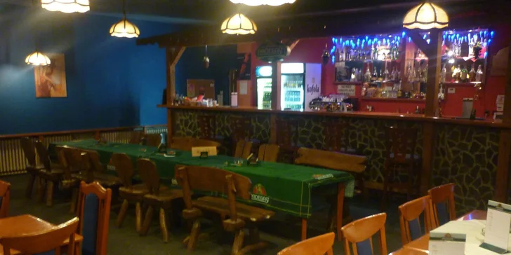 Svolejte kamarády: Hodina bowlingu až pro 6 hráčů a 2 křupavé pizzy z pece