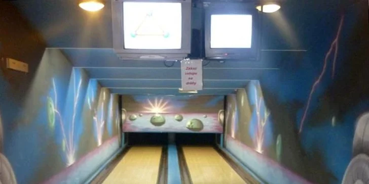 Svolejte kamarády: Hodina bowlingu až pro 6 hráčů a 2 křupavé pizzy z pece