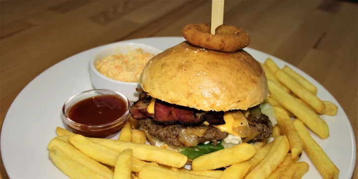 Burgerové menu v restauraci Grand Prix pro jednoho i pro dva