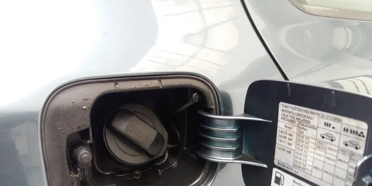 Lázně pro váš vůz: Tepování suchou párou, ozonizace vzduchu a nanovosk