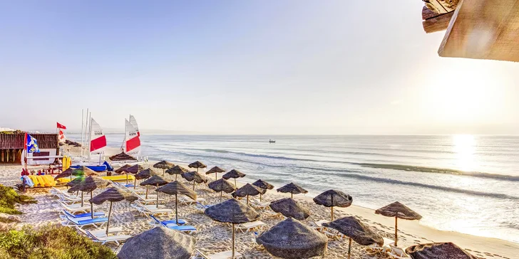 Resort leží na naprosto fenomenálním úseku pobřeží. 