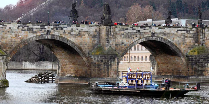 Pražské zvonohraní na Vltavě: plavba s rautem, aperitivem a koncertem