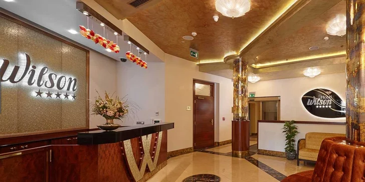 Výtečný závin a šálek teplého nápoje v luxusní 5* restauraci na Václavském náměstí