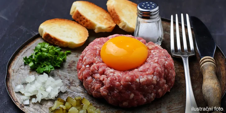400 gramů hovězího tataráčku z pravé svíčkové a křupavé topinky