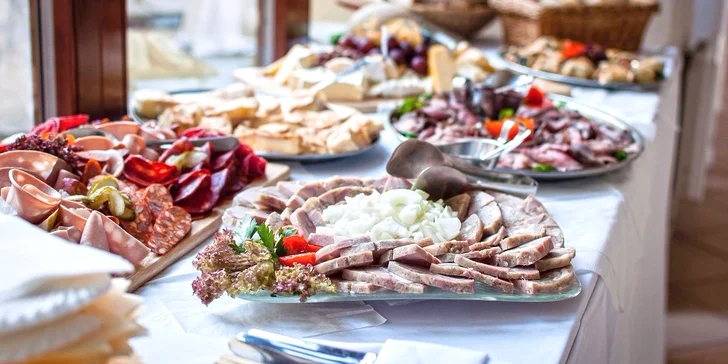 Sobotní večer plný zážitků: 12chodová hostina, pití a dobové veselí na zámku