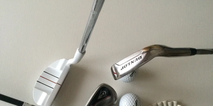 Tři golfové hole Dunlop, míčky a tee + 3 lekce s trenérem a 1x volné fee