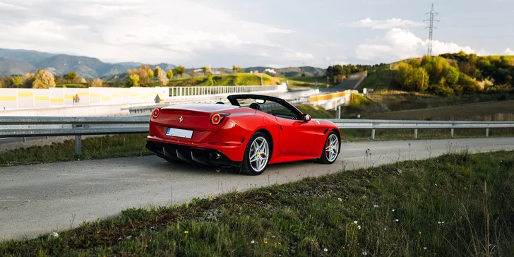 Na výběr je Ford Mustang, Porsche, Lamborghini Gallardo a Ferrari California.
