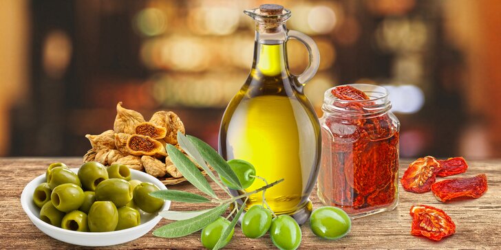 Dárkový balíček plný lahůdek: olivový olej, olivy, sušené fíky a sušená rajčata
