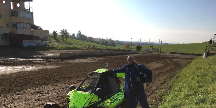 Jízda ve speciálně upravené závodní buggy: 3 až 7 kol na uzavřené trati