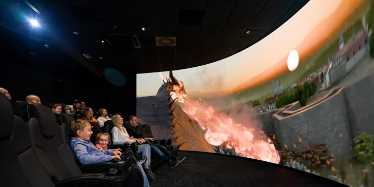 V 5D kině s půlkruhovým projekčním plátnem vás čeká technologická show.