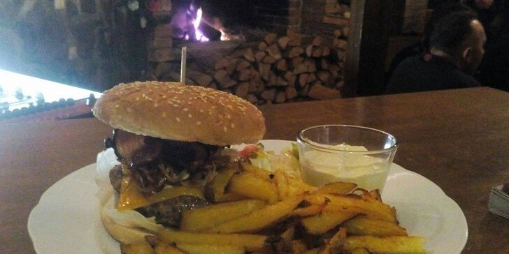 Bašta v Husitské baště: Poctivý burger s domácími hranolky a tatarkou