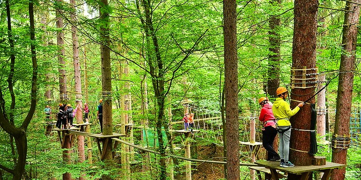 Adrenalinový zážitek: Spaní v korunách stromů, lanový park a paddleboardy