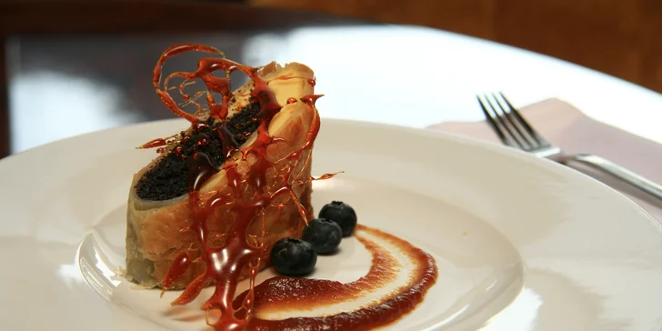 Výtečný závin a šálek teplého nápoje v luxusní 5* restauraci na Václavském náměstí