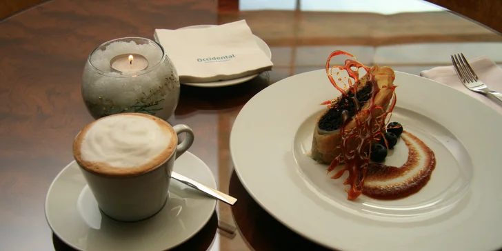 Výtečný závin a šálek teplého nápoje v luxusní 5* restauraci na Václavském náměstí