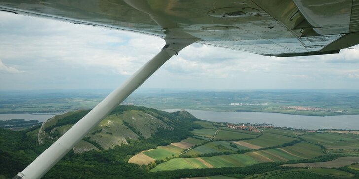 Pálava z ptačí perspektivy: Hodinový let pro 1 až 3 osoby s možností pilotování