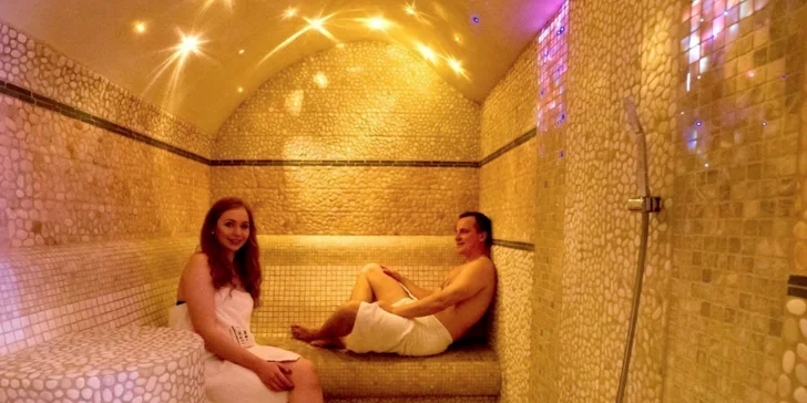 Těšit se můžete na saunový komplex, vířivku, parní saunu, zážitkovou sprchu i relaxační místnost. 