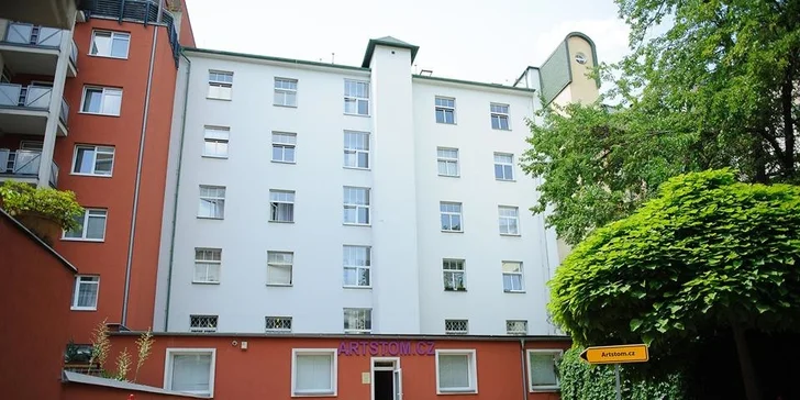 Přijed'te k nám autem - vedle stomatologii máme vlastní parkoviště pro naše klienty.