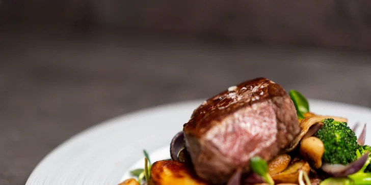 Hovězí rump steak má 300 gramů, přílohu tvoří brambory, brokolice a cibule. 