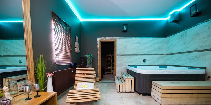 Ve wellness je finská sauna, vířivka a relaxační zóna.