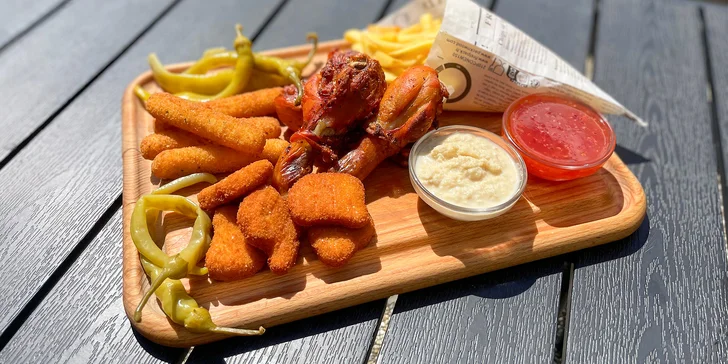 Těšte se na kuřecí paličky, nugetky, mozzarella sticks i hranolky. 