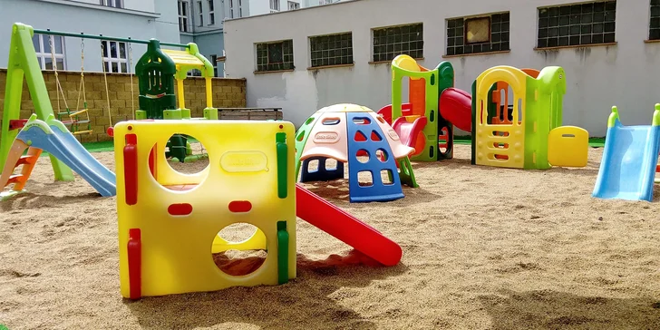  Za hezkého počasí si užijete venkovní část s pískovištěm, domečkem, trampolínou a mnoho jinými atrakcemi.