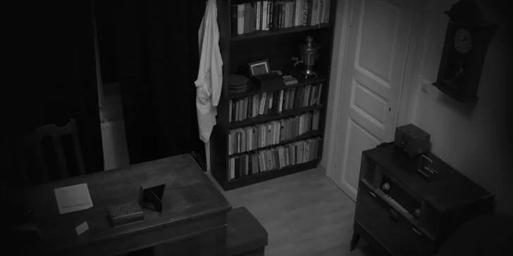 Důkladně prozkoumejte jeho pracovnu a luštěte jednu šifru za druhou.