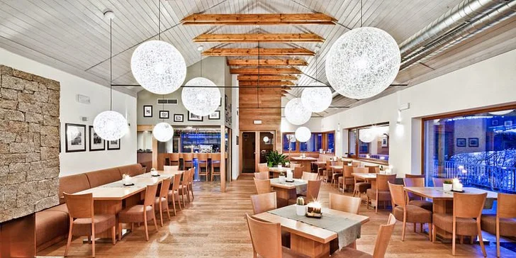 Restaurace má krásnou terasu, odkud se budete kochat okolní přírodou. 