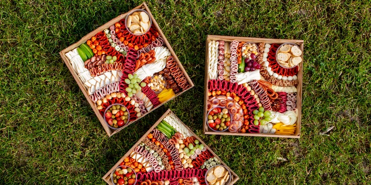 Chutné MňamBoxy plné tých najvyberanejších mäsovo-syrových lahôdok z lokálnych zdrojov sú pripravené urobiť z vašej párty tú najlahodnejšiu udalosť, na ktorú budú vaši hostia spomínať ešte dlho po jej skončení.