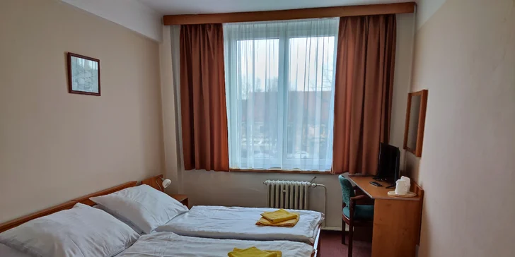 Pokoje jsou hezky a účelně zařízené. K dispozici máte TV a Wi-Fi.