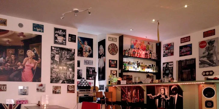 Stylové prostředí doplňuje hudba z 60. a 70. let.